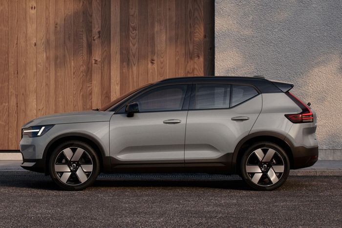 Ngoài ra, Volvo XC60 phiên bản mới còn được nâng cấp sạc điện thoại không dây cải tiến và trợ lý AI Google Gemini, cho phép tương tác bằng ngôn ngữ tự nhiên để lập kế hoạch hành trình, tìm điểm dừng và quản lý tin nhắn.