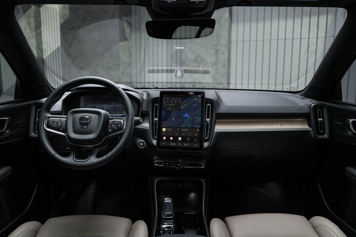 Điểm nổi bật nhất trong thiết kế nội thất của Volvo XC40 mới chính là màn hình trung tâm, giờ đây đã có kích thước 11.2 inch, lớn hơn và sắc nét hơn so với phiên bản trước.