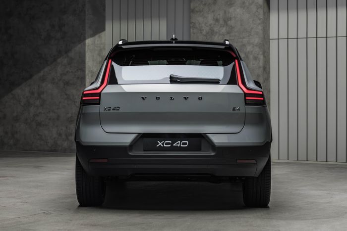 Tương tự phần đầu xe, phần đuôi của XC40 được tinh chỉnh với cửa khoang hành lý, khu vực biển số và cản sau thiết kế lại, tạo diện mạo hiện đại và liền mạch hơn.