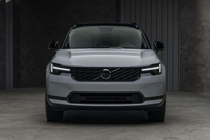 Nhìn từ phía trước, Volvo XC40 đã được thay đổi nhẹ một số chi tiết như lưới tản nhiệt với các nan dạng chéo, khe hút gió cản trước mở rộng, nắp capo với các đường dập nổi mới...