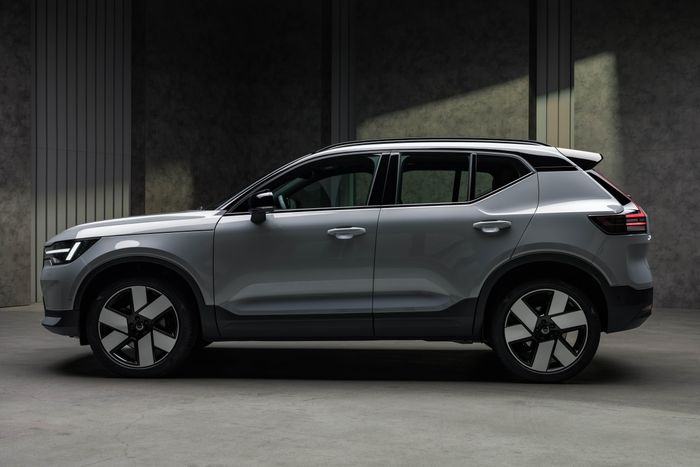 Được định vị thuộc phân khúc SUV hạng C, Volvo XC40 bản nâng cấp có kích thước tổng thể vẫn giữ nguyên ở mức 4.440 x 1.873 x 1.652 mm, trục cơ sở dài 2.702 mm.