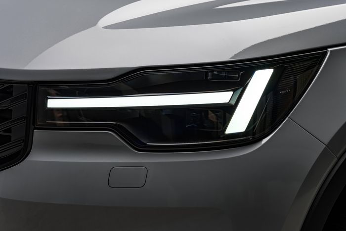 Nổi bật nhất là cụm đèn Matrix LED búa Thor (Thor’s Hammer) với họa tiết đèn ban ngày mới, đồng thời được vuốt gọn lại và kết nối trực tiếp với lưới tản nhiệt.