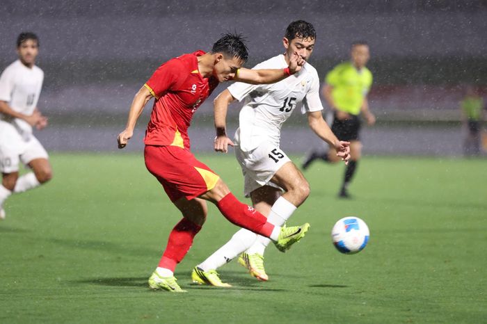  Cơn mưa lớn tại sân CS Asset Minato Soccer không làm ảnh hưởng đến quyết tâm của U23 Việt Nam. Ảnh: Minh Hưng. 