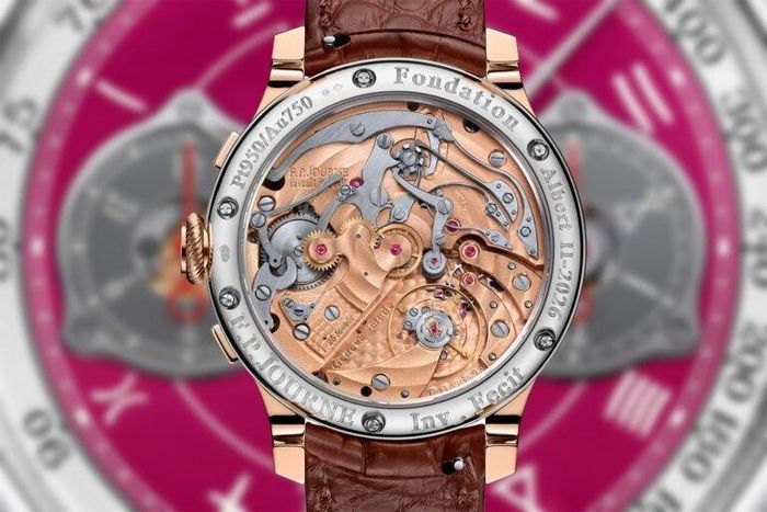  Bên trong là bộ máy lên cót tay Calibre 1518.3 bằng vàng hồng 18K, hoạt động ở tần số 3 Hz và có mức trữ cót khoảng 80 tiếng. Các chức năng gồm chronograph trung tâm, bộ đếm 30 phút tại góc 3 giờ, giây nhỏ ở 9 giờ và lịch ngày cỡ lớn ở 6 giờ. Mẫu đồng hồ sẽ được Phillips đấu giá ngày 25/11 tại Singapore, toàn bộ số tiền thu được dành cho quỹ. Ảnh: F.P. Journe.