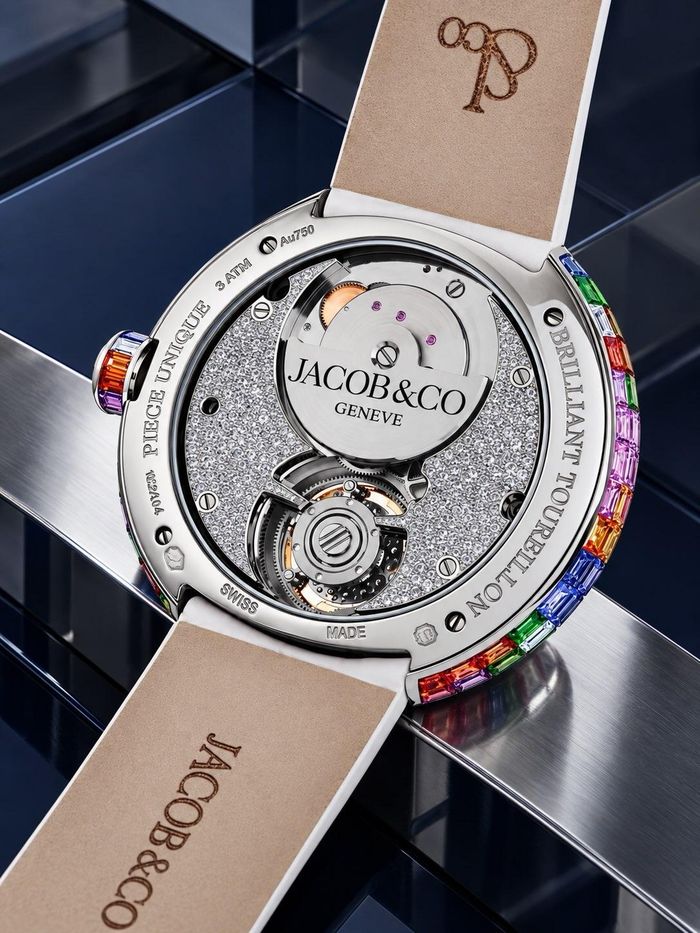 Bộ máy tự động JCFA02 kết hợp micro-rotor với flying tourbillon, trữ cót 72 giờ; riêng các cầu máy còn được gắn thêm 234 viên kim cương. Đây là phiên bản độc bản và giá chỉ được công bố theo yêu cầu. Ảnh: @liveforwatches.