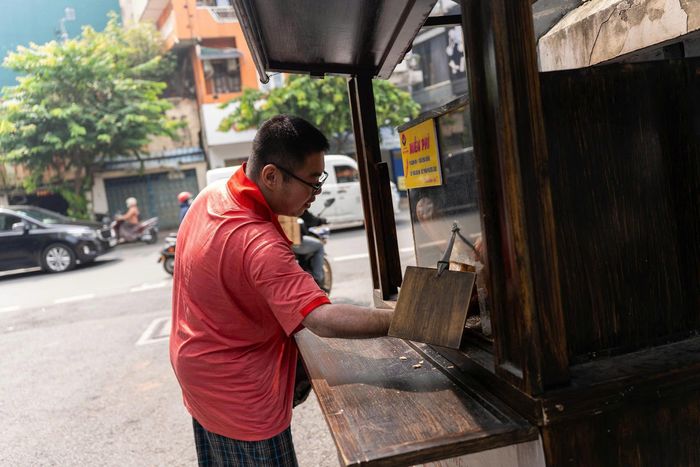  Anh Long ghé lấy bánh mì sáng 15/9. 
