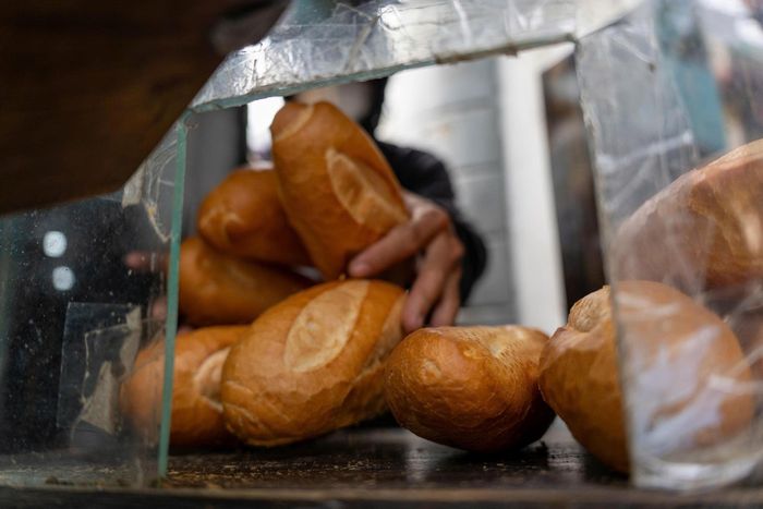  Anh Quân, đại diện đại lý, thường bổ sung bánh mì vào lúc 9h sáng mỗi ngày. 