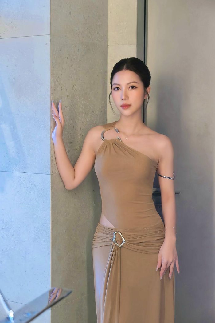 Trong tập mới đây, Ly thẳng thắn bày tỏ không muốn giúp đỡ và kết nối với Khánh. Khi Hoàng muốn tổ chức một bữa ăn để gắn kết nhóm bạn, Ly thậm chí đề nghị hủy kèo. Dưới video của nhân vật này ngập tràn những ý kiến trái chiều. Khán giả chỉ trích Ly quá ích kỷ, lạnh lùng với bạn cũ. Cô thậm chí không tìm hiểu lý do Khánh vào tù đã vội hắt hủi, lạnh nhạt với anh. Châu Dương trong vai Ly khi chia sẻ đoạn video cũng bình luận: “Xem mà tức Ly ghê”.