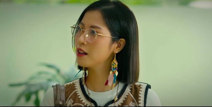 Ly hiện là một trong những nhân vật nhận nhiều chỉ trích nhất phim. Từng là bạn thân, cùng Khánh và Phương trải qua những năm tháng đi học, Ly thời đi học được đông đảo người xem yêu mến. Thế nhưng, sang phần 2, nhân vật này khiến khán giả tức giận khi không chỉ trách móc mà còn quay lưng với công việc của Khánh. Trước đó, bộ phim từng xây dựng nhóm bạn với lời hứa luôn đồng hành và hỗ trợ nhau. Bởi vậy, sự thay đổi trong cách ứng xử của Ly, đặc biệt khi Khánh rơi vào hoàn cảnh chật vật, khiến không ít người xem thất vọng.