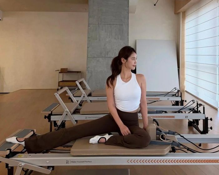  Đi làm, uống matcha, ăn salad và tập pilates sau giờ tan làm thành công thức quen thuộc trong các video #corporatelife của người trẻ. Ảnh minh họa: Red Note.