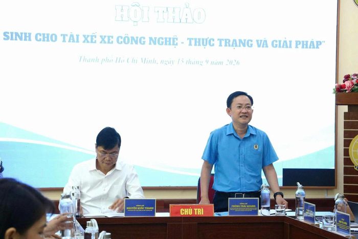 Ông Phùng Thái Quang ghi nhận những chia sẻ từ đội ngũ tài xế.