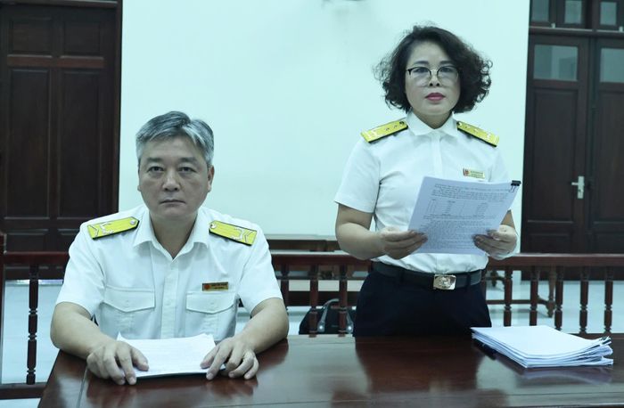  Bà Vũ Thị Hoàng Vân, Phó trưởng Thuế Cơ sở 5, trình bày tại phiên tòa. 