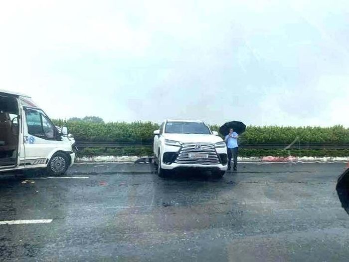  Ôtô Lexus xoay ngang đường sau tai nạn. 