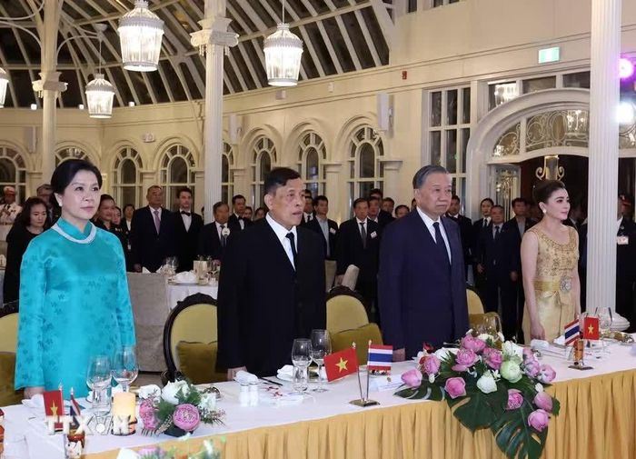  Tổng Bí thư, Chủ tịch nước Tô Lâm nhấn mạnh Việt Nam và Thái Lan là những người bạn gần gũi, có nhiều tương đồng về lịch sử, văn hóa và truyền thống. Sau 50 năm thiết lập quan hệ ngoại giao, hai nước không ngừng củng cố lòng tin, mở rộng hợp tác và nâng cấp quan hệ từ Đối tác Chiến lược năm 2013 lên Đối tác Chiến lược Toàn diện năm 2025. Tình hữu nghị giữa hai nước còn được vun đắp từ sự gắn bó giữa nhân dân, trong đó cộng đồng người Việt tại Thái Lan qua nhiều thế hệ là một cầu nối quan trọng. 