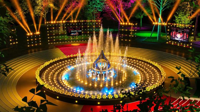  Thiết kế sân khấu chương trình "Nghĩa tình Phương Nam - Cùng con đi tiếp cuộc đời" tại Công viên số 1 đường Lý Thái Tổ. Ảnh: Ban tổ chức. 