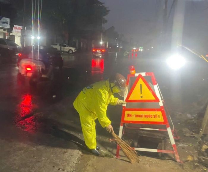 Công ty TNHH MTV Thoát nước Hà Nội bố trí lực lượng, phương tiện ứng trực 24/24h tại các điểm trọng yếu