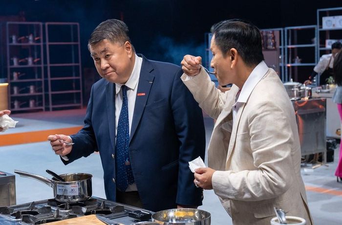 Giám khảo chef Alain Nguyễn và ông Paul Le (bên trái) đang nếm thử món ăn của các thí sinh