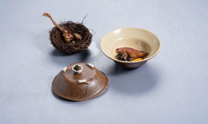 Món "Bồ câu thui rơm" của Thiện Thanh