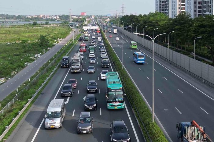 Chính phủ yêu cầu việc xử phạt hành vi không giữ khoảng cách an toàn trên cao tốc phải có lộ trình, bảo đảm người tham gia giao thông hiểu rõ quy định và có đủ điều kiện để thực hiện. Ảnh: chinhphu.vn