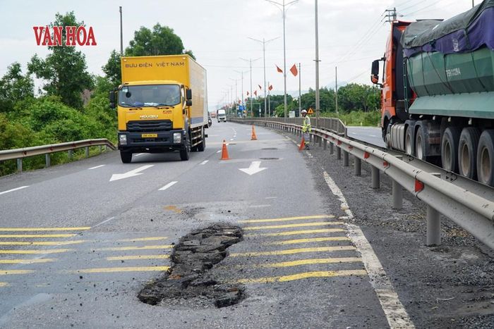 Xử lý tạm các ổ gà, ổ voi để đảm bảo an toàn cho phương tiện lưu thông trên Quốc lộ 1 qua các xã phía Nam của TP. Huế. Ảnh: S.Thùy