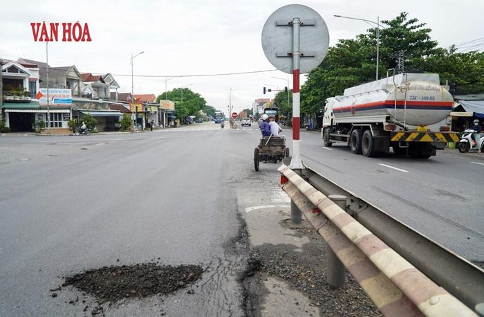 Ổ gà ở khu vực ngã 3 La Sơn được lấp tạm bằng đất đá cấp phối. Ảnh: S.Thùy