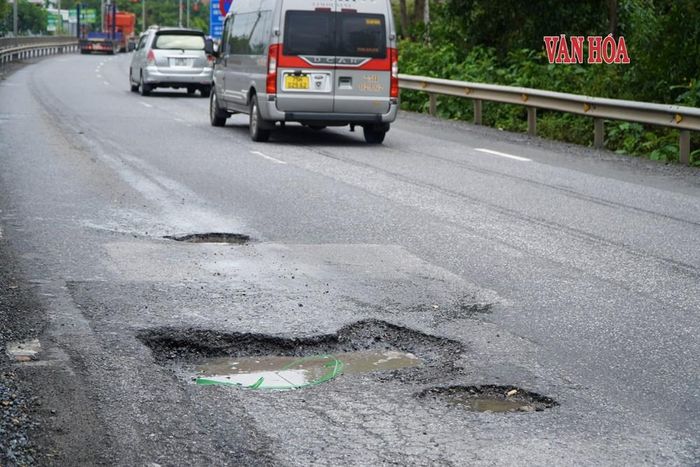 Ổ gà sâu, diện tích rộng trên Quốc lộ 1A qua Huế tiềm ẩn nguy cơ mất an toàn giao thông. Ảnh: S.Thùy