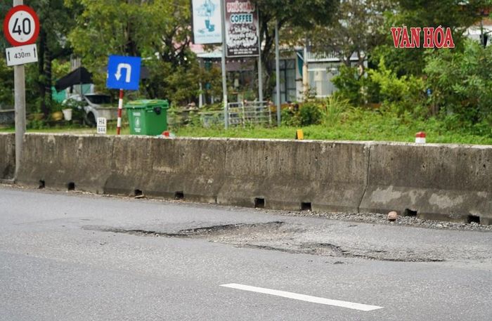 Một điểm hư hỏng mặt đường tuyến Quốc lộ 1 ở phía Nam của Trạm thu phí Phú Bài. Ảnh: S.Thùy