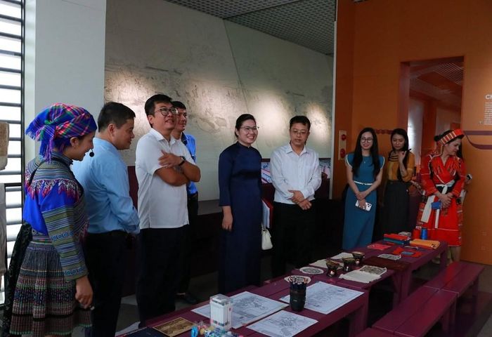 Điểm nhấn là không gian giới thiệu “Kỹ thuật trồng lanh và dệt vải lanh của người Mông”