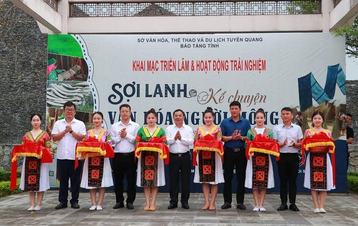 Cắt băng khai mạc triển lãm