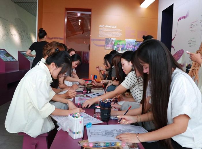 Tại triển lãm, du khách còn được trực tiếp trải nghiệm di sản cùng nghệ nhân