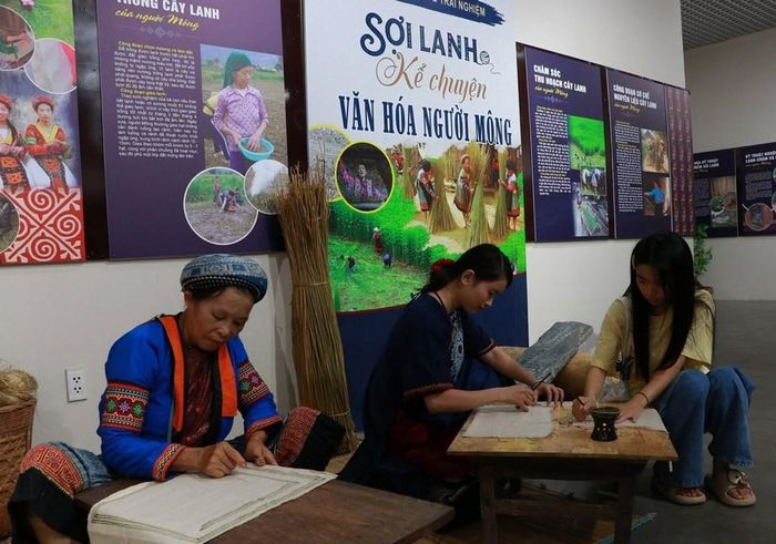 Triển lãm giúp người xem hiểu rõ hơn quá trình tạo nên sản phẩm dệt thủ công đặc trưng của đồng bào Mông