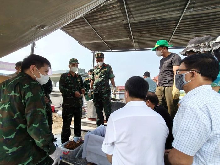 Cảnh cất bốc mộ tập thể