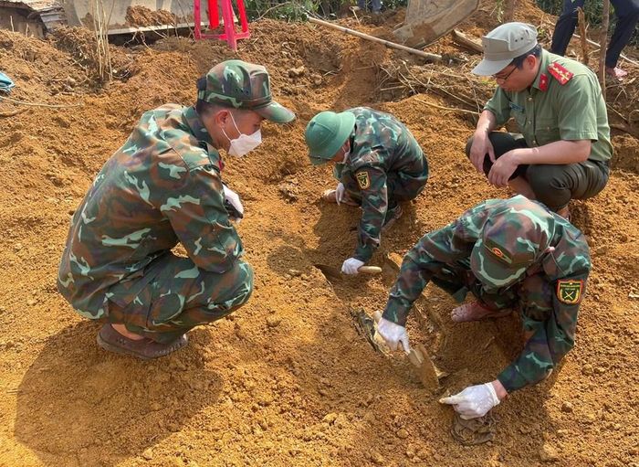 Lực lượng chức năng tìm kiếm hài cốt liệt sĩ