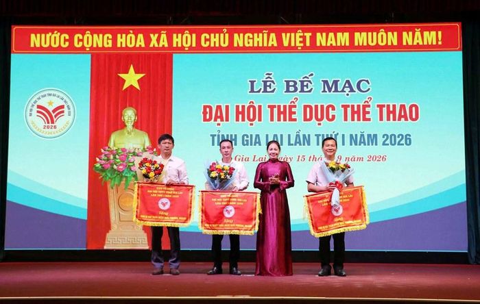 Ban Tổ chức tặng cờ, hoa cho các đơn vị đoạt giải nhất, nhì, ba toàn đoàn khối các xã