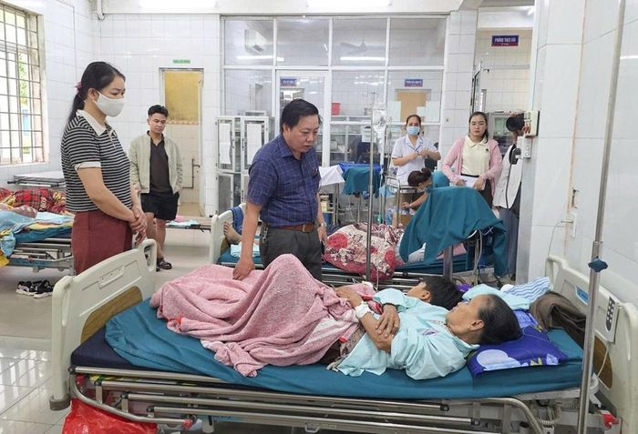 Lãnh đạo địa phương thăm hỏi, động viên bệnh nhân. Ảnh: TG