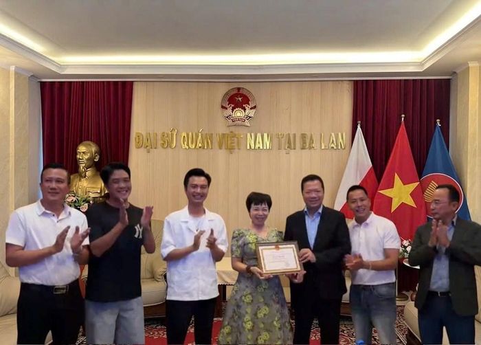 Bà Nguyễn Thị Thu Thuỷ, Giám đốc Nhà hát - Trưởng Đoàn công tác đón nhận Bằng Tuyên dương