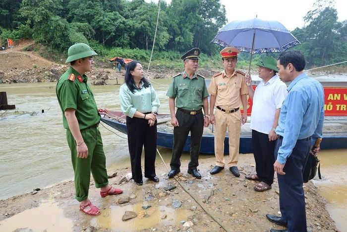 Phà do Bộ Công an và Công an tỉnh Nghệ An hỗ trợ người dân qua lại an toàn trong mùa mưa lũ ở xã Yên Hòa