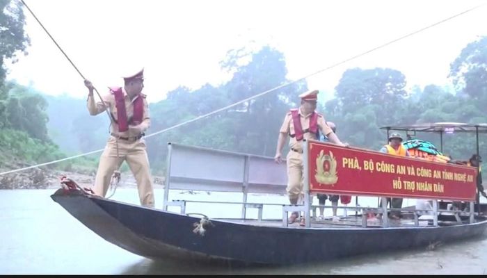 Phà hoạt động từ tờ mờ sáng để đón các cháu đi học, các điều kiện an toàn được bảo đảm