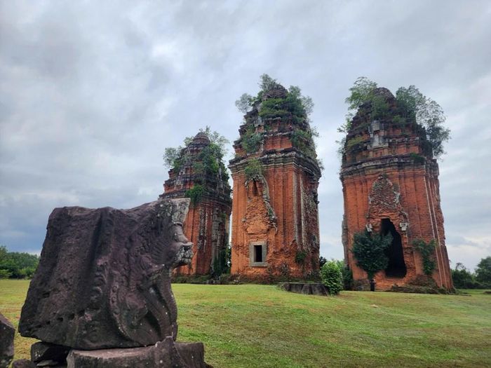 Tại quần thể tháp Dương Long, trung tâm tôn giáo hoàng gia có quy mô đặc biệt lớn – rắn thần Naga lại làm chủ không gian kiến trúc