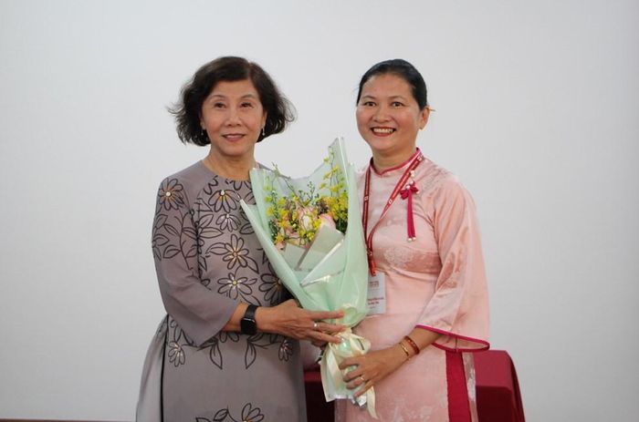 Giám đốc Bảo tàng Lịch sử TP.HCM Nguyễn Khắc Xuân Thi tặng hoa cám ơn TS. Nguyễn Thị Hậu