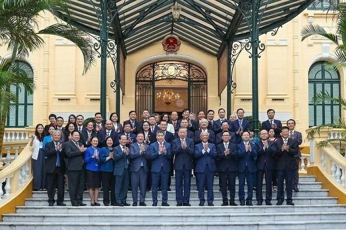 Tổng Bí thư, Chủ tịch nước Tô Lâm chụp ảnh lưu niệm với các đại biểu
