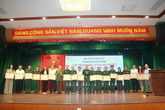 Hội Hỗ trợ gia đình liệt sĩ Việt Nam khen thưởng các tập thể có nhiều đóng góp trong công tác tri ân liệt sĩ