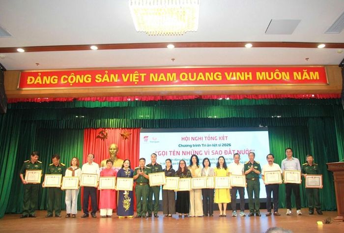 Các cá nhân được trao Bằng khen của Hội Hỗ trợ gia đình liệt sĩ Việt Nam