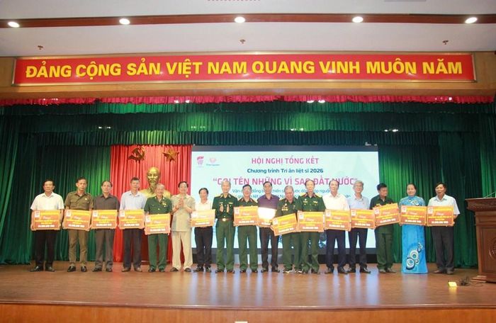 Hội Hỗ trợ gia đình liệt sĩ Việt Nam trao biển tượng trưng kinh phí hỗ trợ dành cho các gia đình liệt sĩ