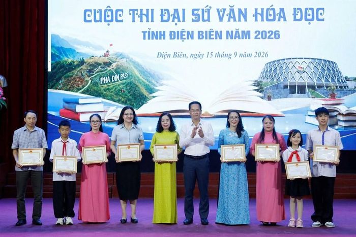 BTC trao Giấy khen cho các tập thể, cá nhân có thành tích xuất sắc tham gia Cuộc thi