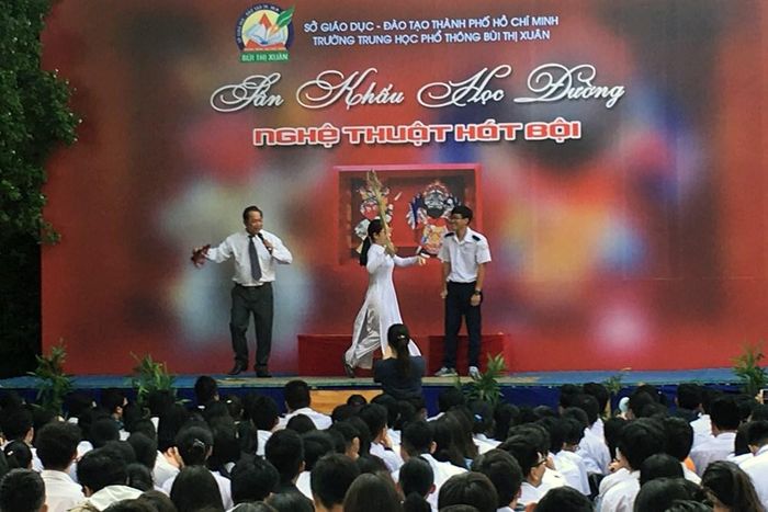 Học sinh Trường THPT Bùi Thị Xuân, TP.HCM xem và tập trình diễn các điệu bộ trong nghệ thuật Hát bội