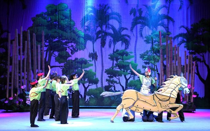 Thiếu nhi biểu diễn tiểu phẩm tại Lễ bế giảng lớp kỹ năng biểu diễn sân khấu học đường dành cho học sinh, thiếu nhi trên địa bàn thành phố, do Sở GD&ĐT và Nhà hát Kịch TP.HCM tổ chức trong dịp hè 2026 vừa qua