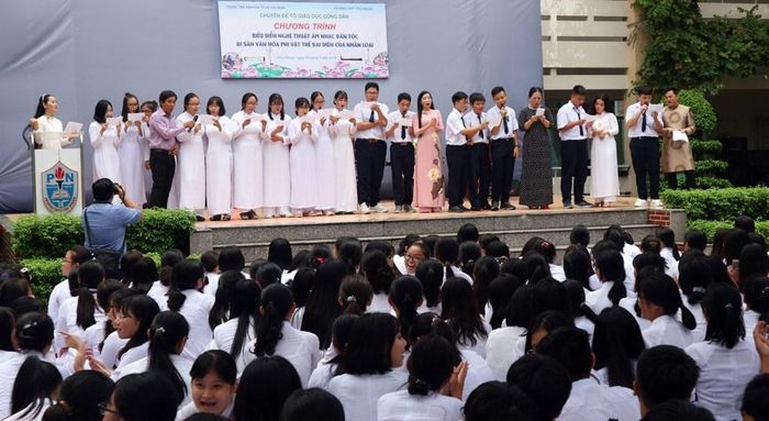 Học sinh TP.HCM giao lưu và tập hát dân ca với các nghệ sĩ, nghệ nhân