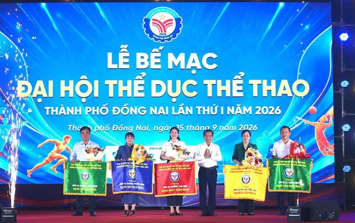 Ban tổ chức trao cờ thi đua cho 5 đoàn có thành tích tốt nhất Đại hội