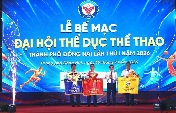 Ban tổ chức khen thưởng cho 3 xã miền núi của thành phố đạt thành tích cao tại Đại hội